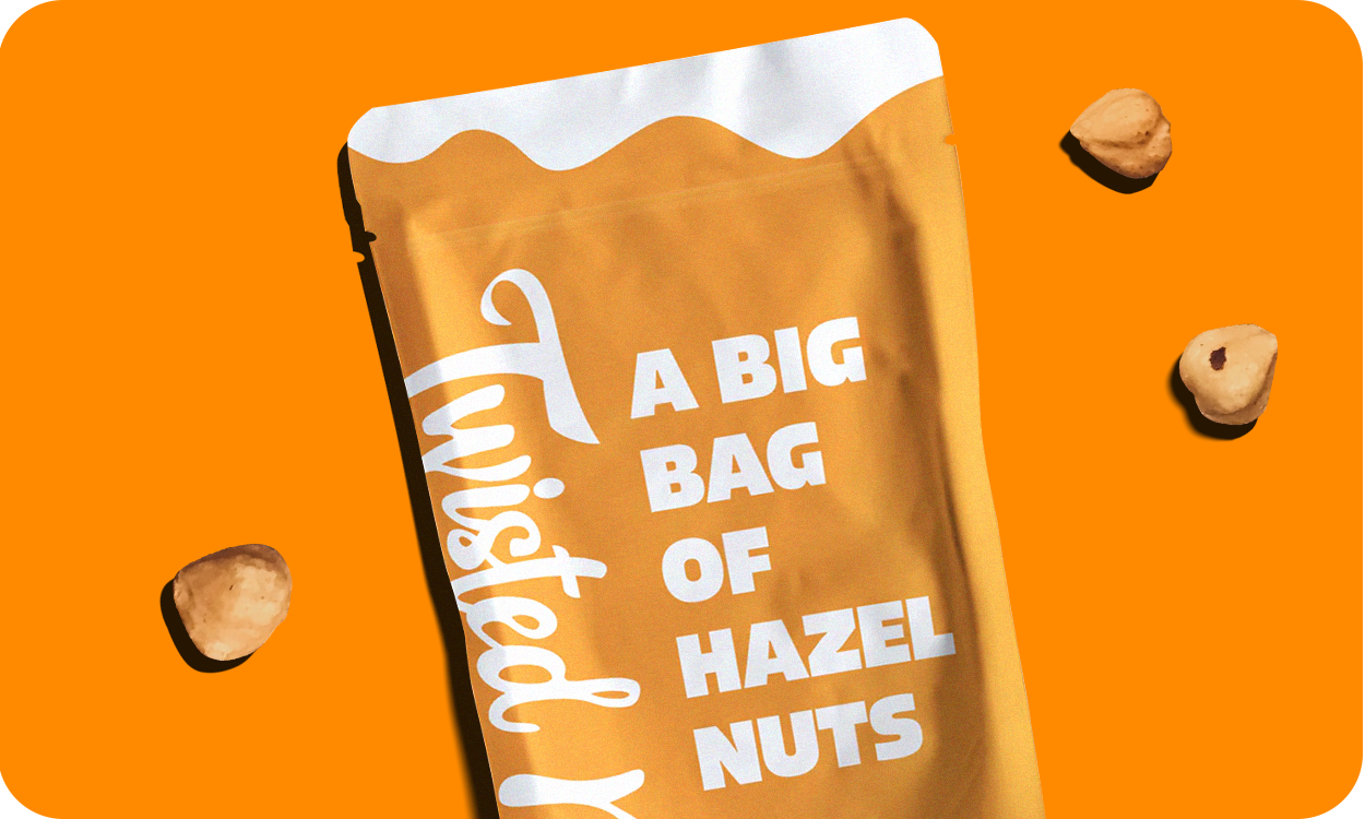 A big bag of Hazelnuts liegt mit geschälten Haselnüssen auf gelbem Hintergrund
